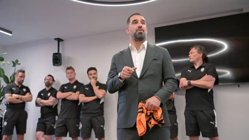 Arda Turan Shakhtar Donetsk oyuncularına tanıtıldı, 39'un sırrı