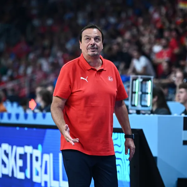 Ergin Ataman'dan Tarihi Başarı! En Değerli Başantrenör Seçildi!