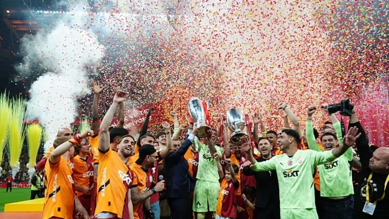 Galatasaray'dan görkemli şampiyonluk kutlaması! Evinde kupasını böyle kaldırdı | Muslera ve Mertens omuzlarda taşındı...