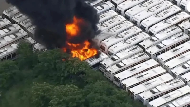 Philadelphia'da Otobüs Garajı Alevlere Teslim! 40 Araç Kül Oldu