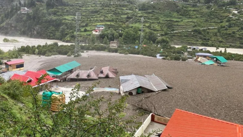 Hindistan'da 4 kişinin ölümüne neden olan heyelanda yaklaşık 100 kişi kayboldu