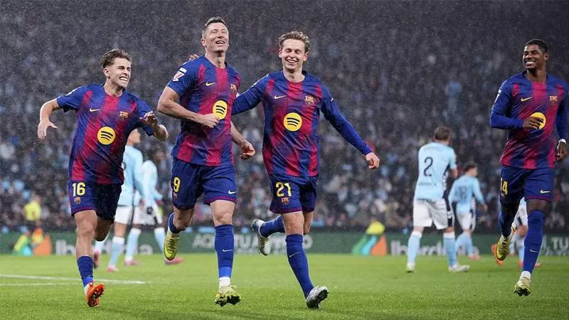 Lewandowski hat-trick yaptı, Barcelona zirveyle puan farkını 3'e indirdi!