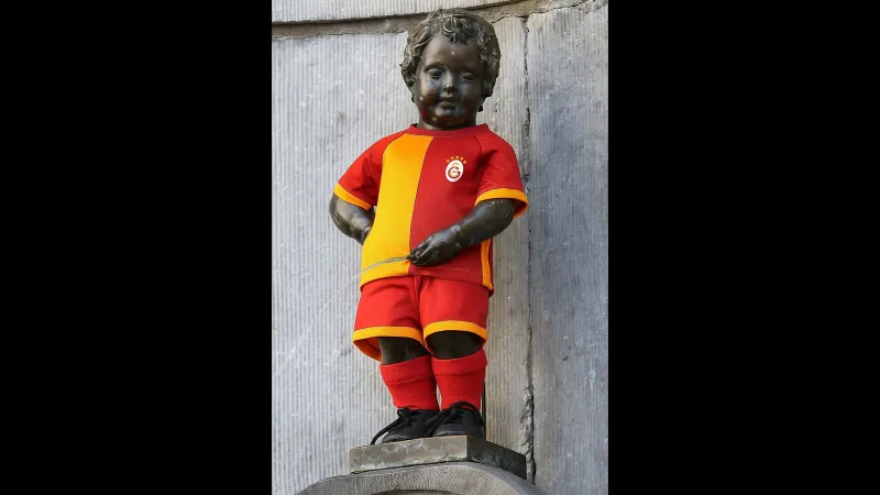 Mannaken Pis heykelinin yeni kostümü, Galatasaray forması olacak