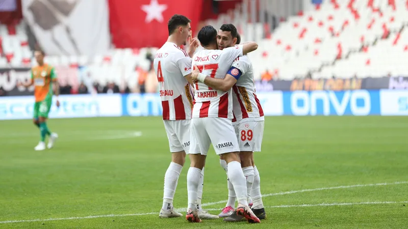 Antalyaspor Akdeniz derbisinde Alanyaspor'u sahasında devirdi