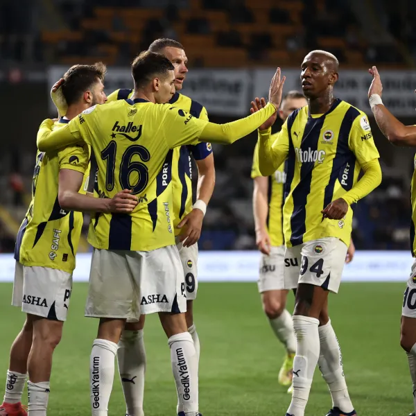 Fener'den Başakşehir'e Gol Yağmuru! Şampiyonluk Yarışı Kızıştı!