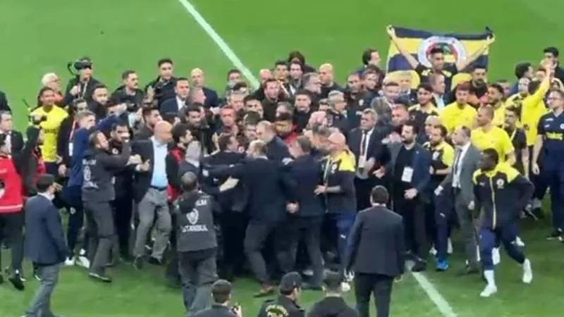 Fenerbahçe'de Şok! 2 Futbolcuya Zorla Getirme Kararı Çıktı!