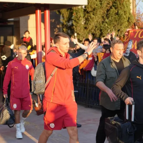 Galatasaray Samsun'da Coşkuyla Karşılandı! Okan Buruk'tan Olay Poz!