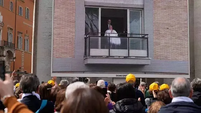 Papa Franciscus Hastaneden Taburcu Oldu: Halkı Selamladı