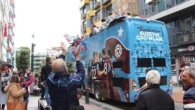 Trabzonspor U19'dan Tarihi Başarı! Taraftarıyla Coştu!