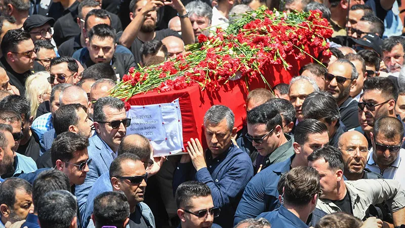 Özgür Özel'den Ferdi Zeyrek'e veda paylaşımı: Manisa; dualarla, karanfillerle, gözyaşlarıyla uğurladı evladını…