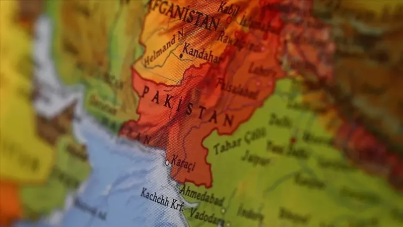 Pakistan'da bombalı saldırı: 2 ölü 11 yaralı