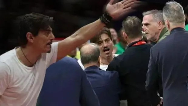 Panathinaikos Başkan Dimitrios Giannakopoulos, Fenerbahçe Beko maçında çıldırdı: Taraftara 'hareket' çekti, oyuncularla tartıştı!