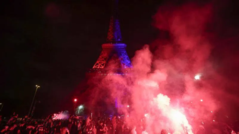 PSG şampiyon oldu, Fransa'da sokaklar karıştı