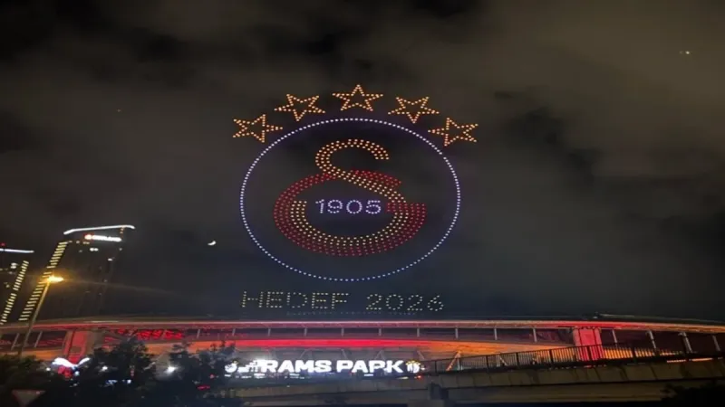 Şampiyon Galatasaray'dan evinde ışıklı şov: Efsanevi isimlerin siluetleriyle kutlandı