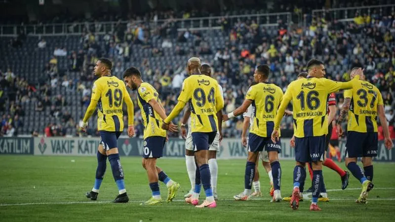 Yıldız transferler başarı getirmedi; Fenerbahçe sezonu kupasız tamamladı